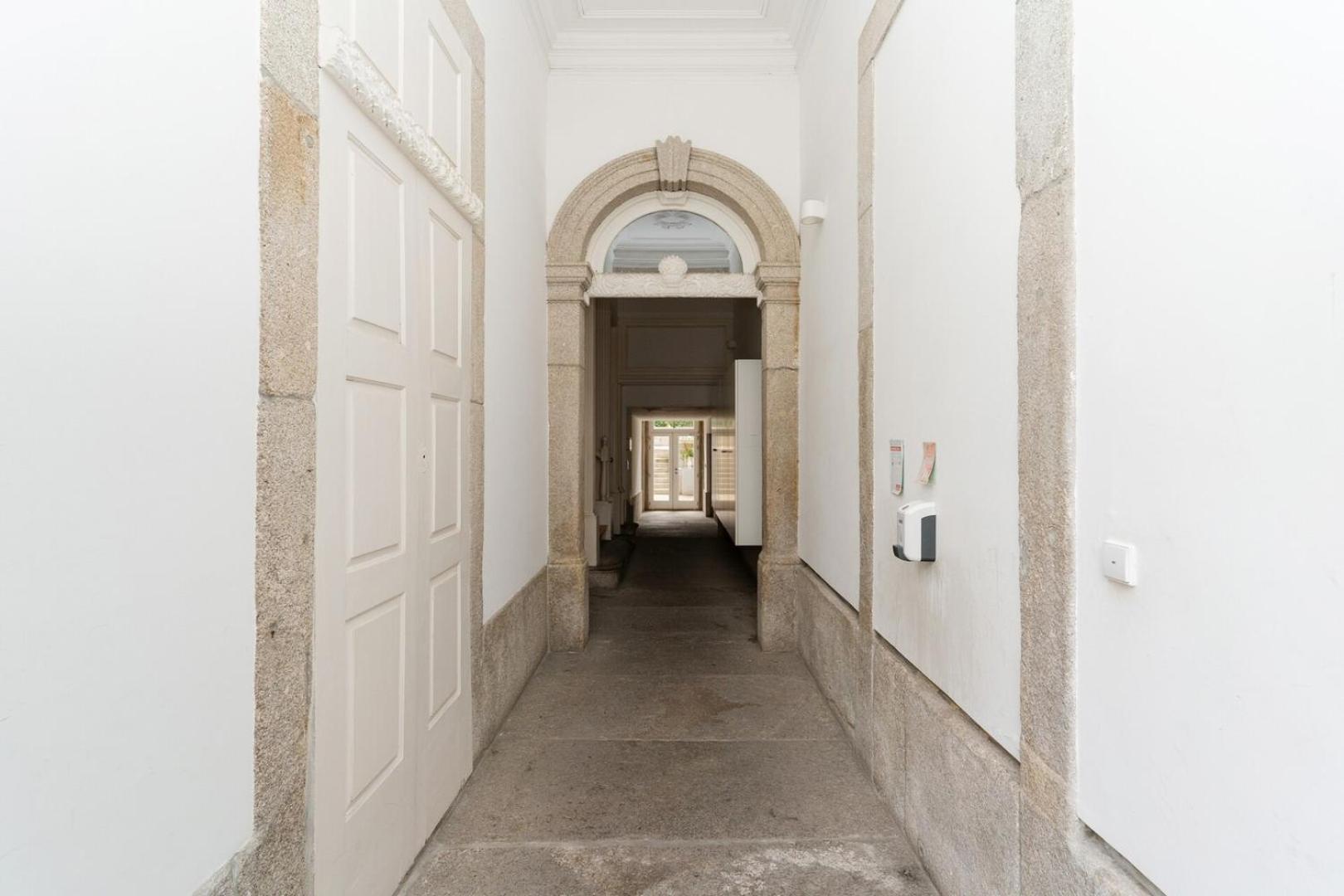 Luxuszelt Loft With Private Balcony And A Classic Ceiling Porto