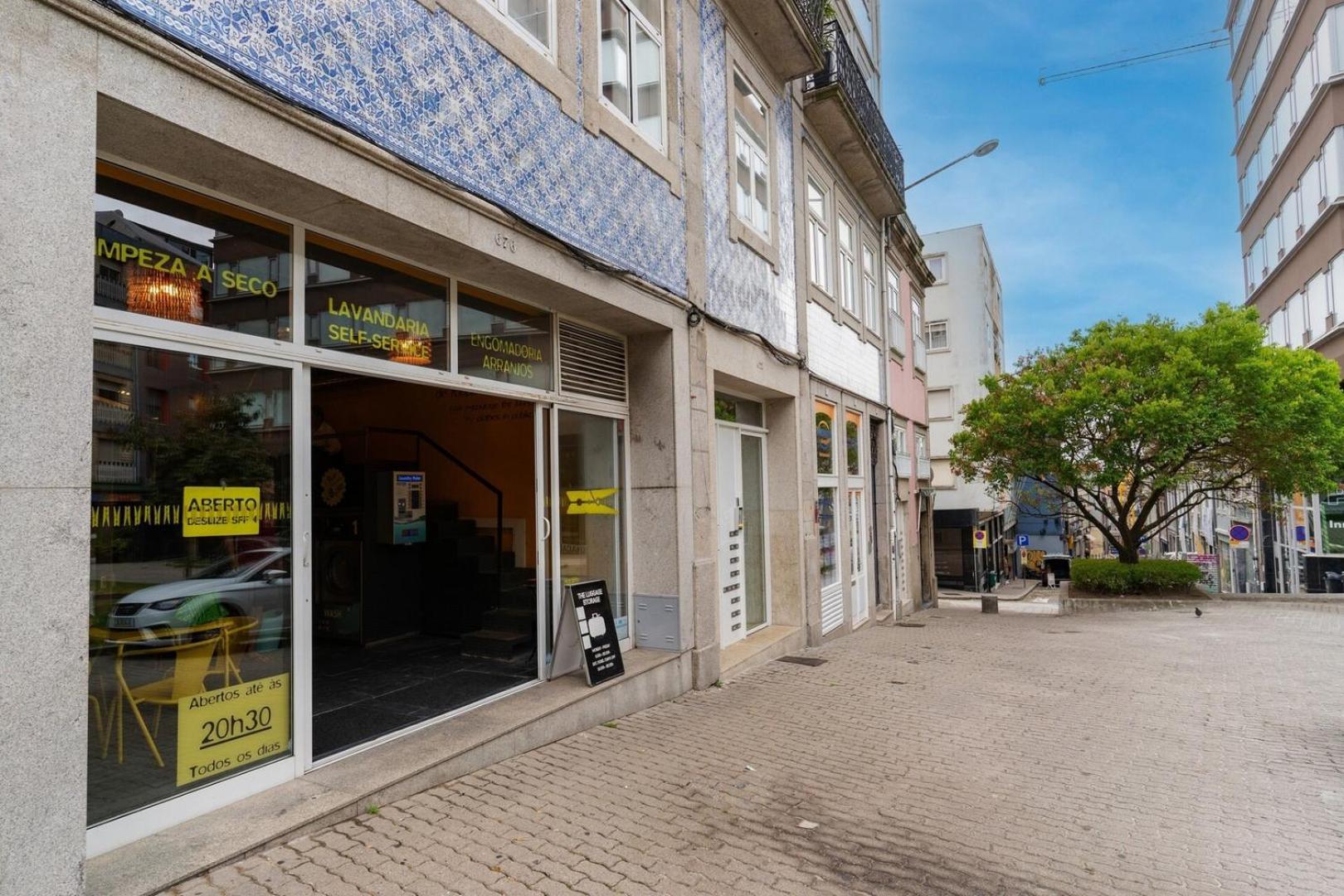 Luxuszelt Loft With Private Balcony And A Classic Ceiling