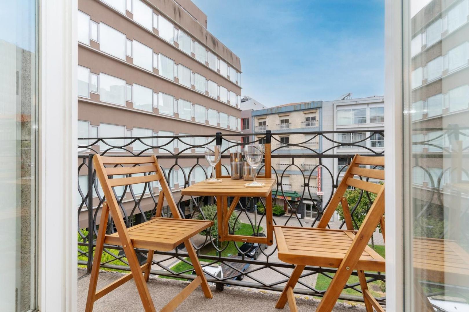 Loft With Private Balcony And A Classic Ceiling Luxuszelt Porto