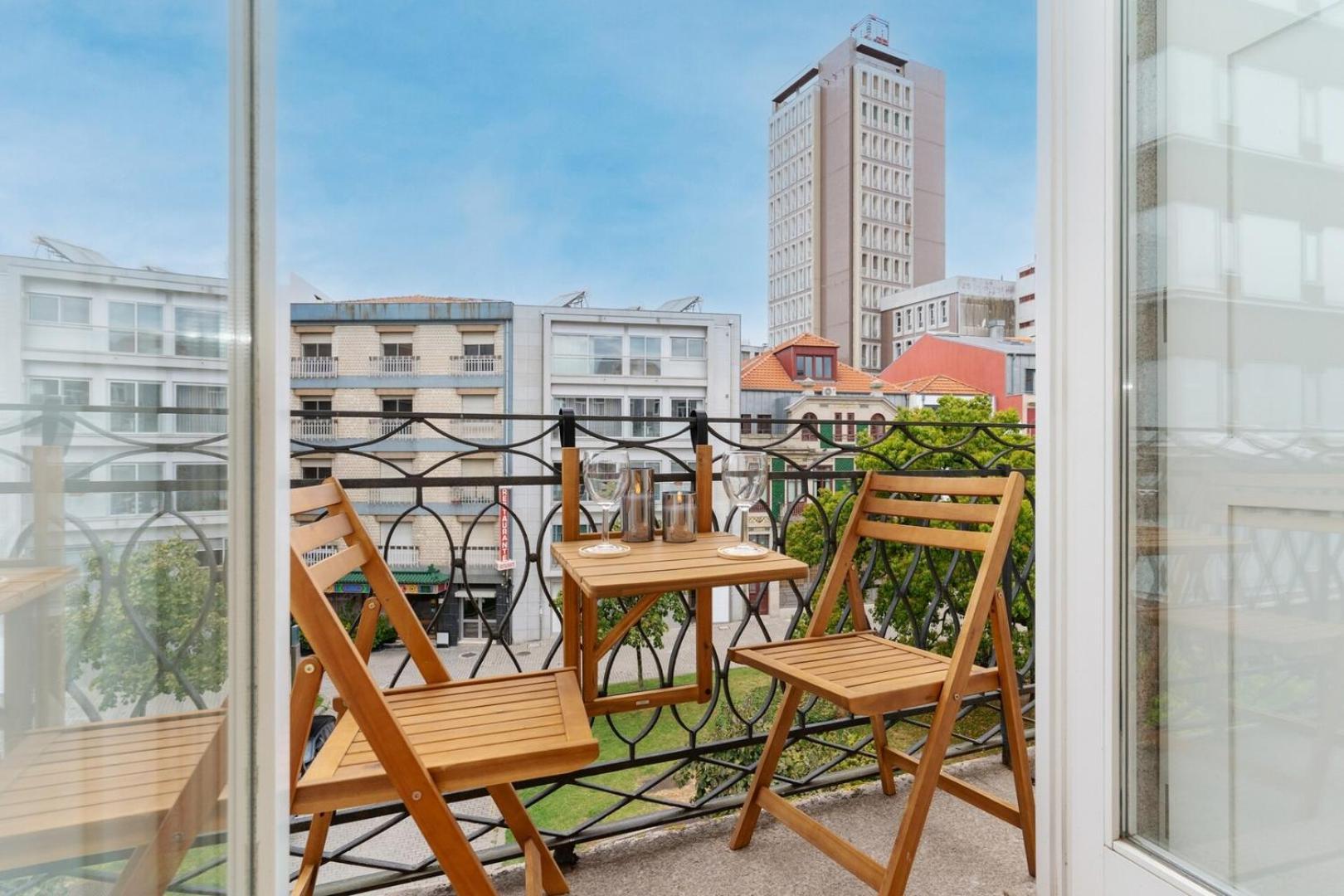 Luxuszelt Loft With Private Balcony And A Classic Ceiling Porto