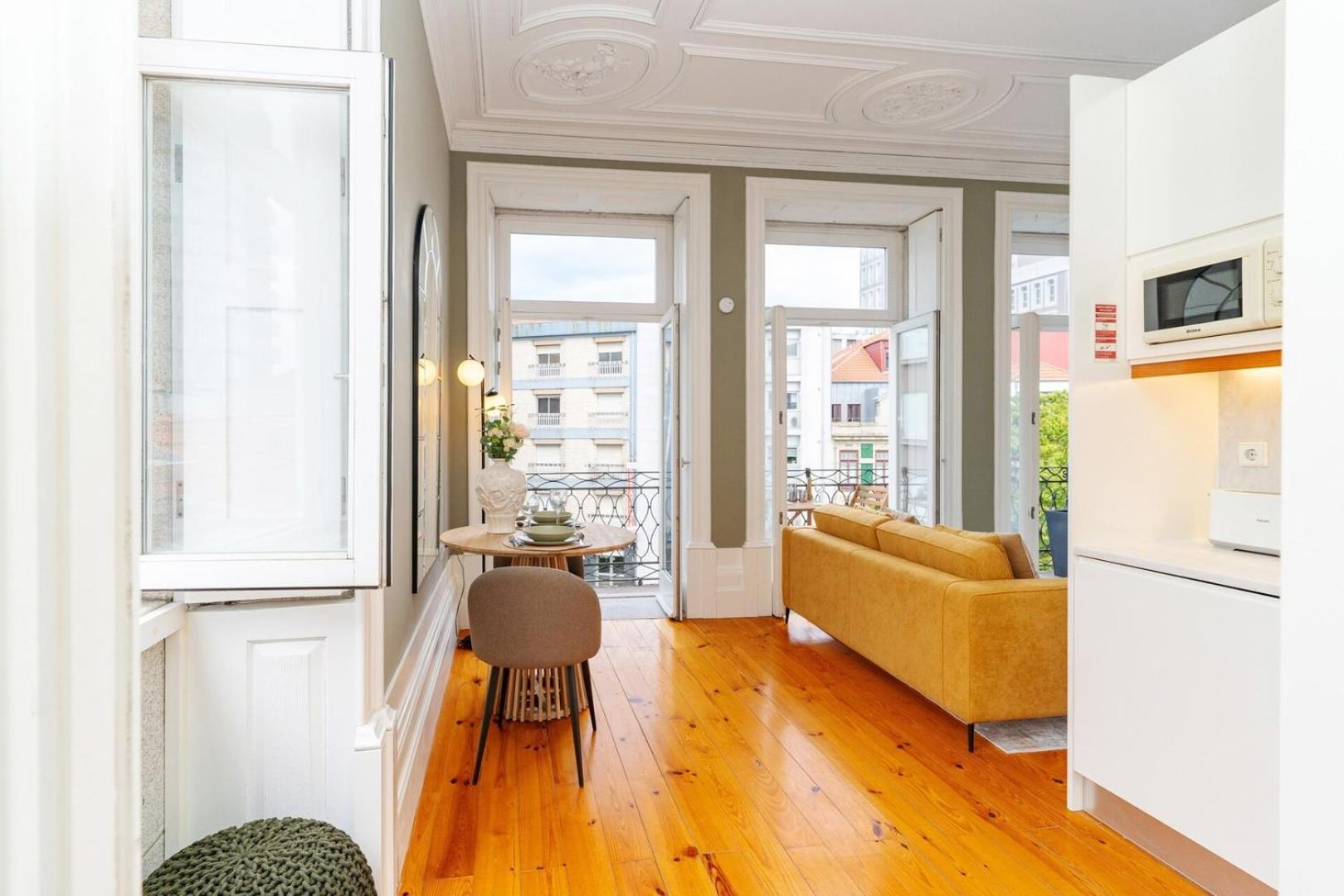 Loft With Private Balcony And A Classic Ceiling Oporto