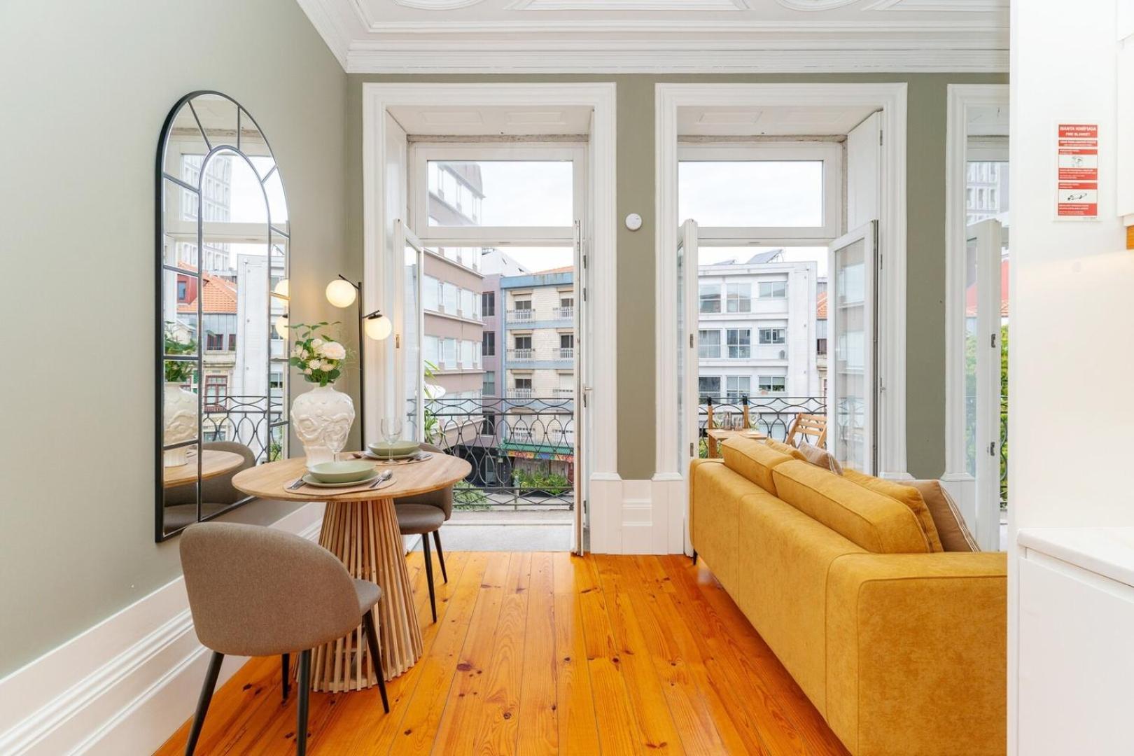Loft With Private Balcony And A Classic Ceiling Oporto